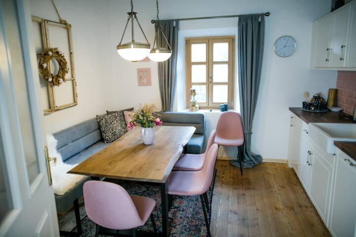 Apartment Aussee- Beletage Salzherrenhof- Kueche, Wlan, Netflix Bad Aussee Bagian luar foto